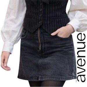 26/28W Avenue Black Denim Mini Skirt with Zip Front and Elastic Waist Inserts